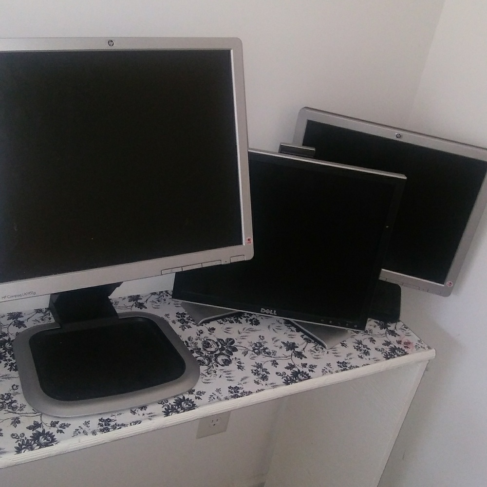 Computer Monitors - Picture 3 of 6